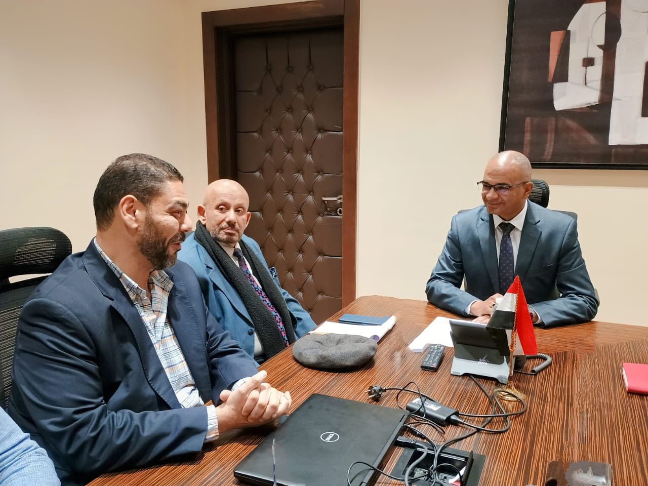 نائب وزير الإسكان يجتمع مع مسئولي إحدى شركات تصنيع العدادات