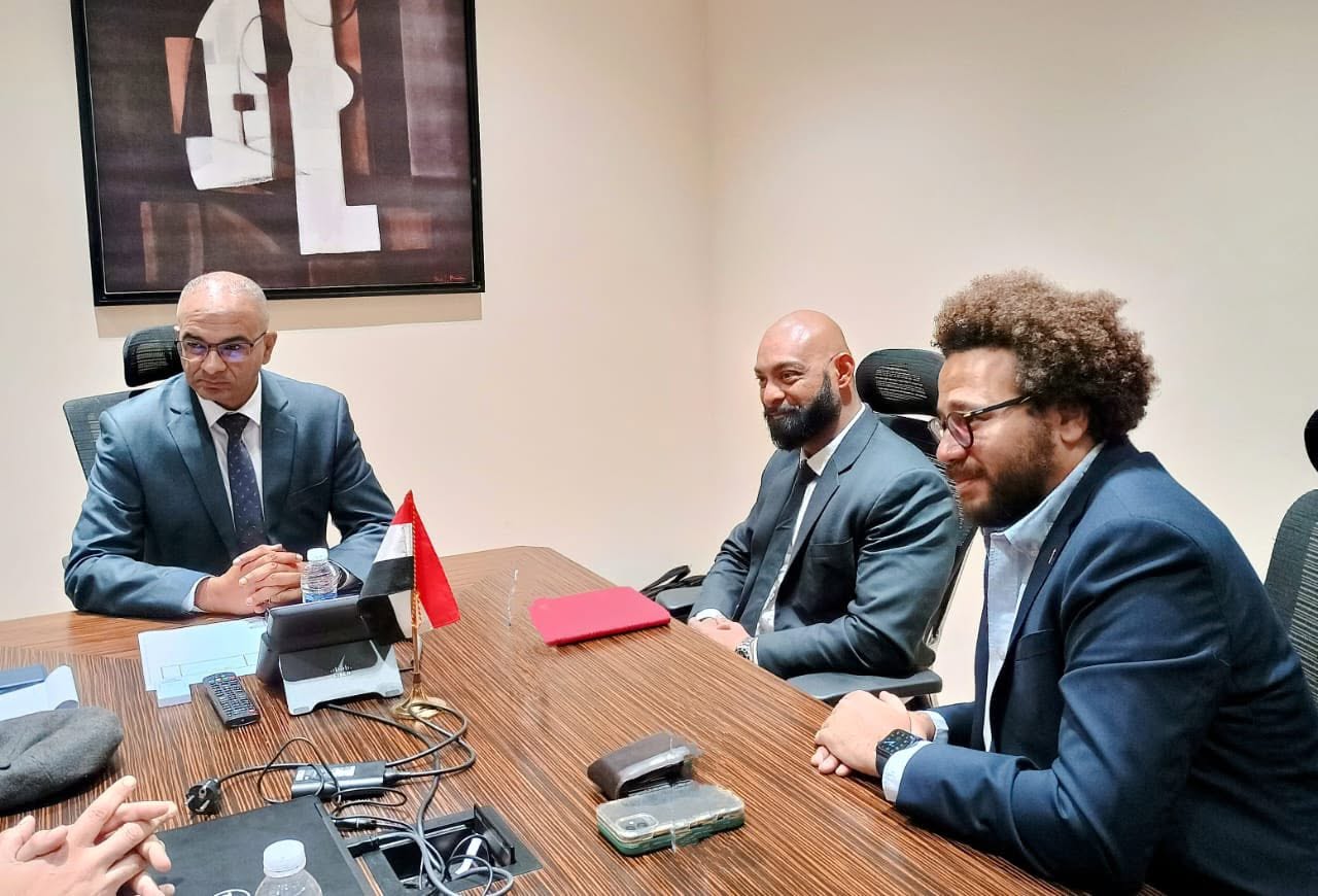 نائب وزير الإسكان يجتمع مع مسئولي إحدى شركات تصنيع العدادات