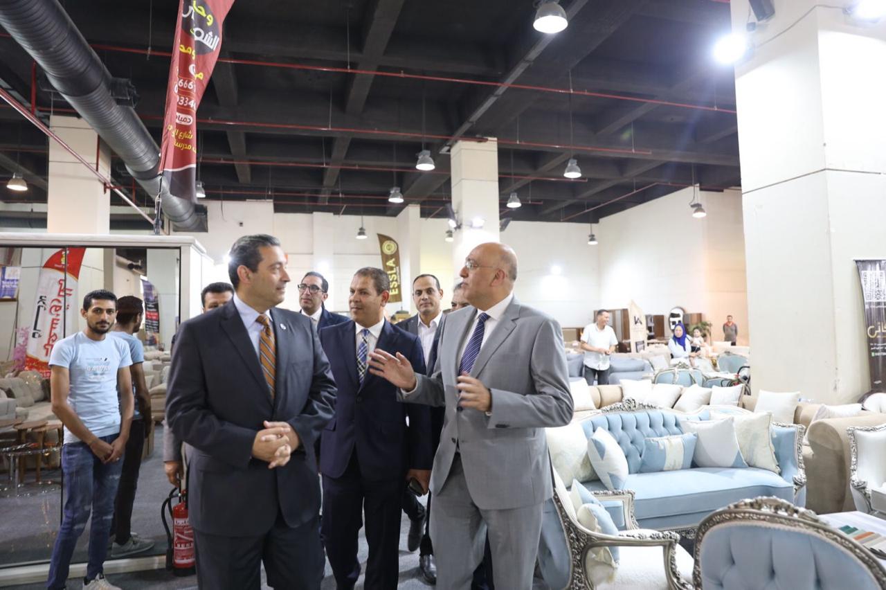 رئيس جهاز تنمية المشروعات يتفقد معرض صنع في دمياط
