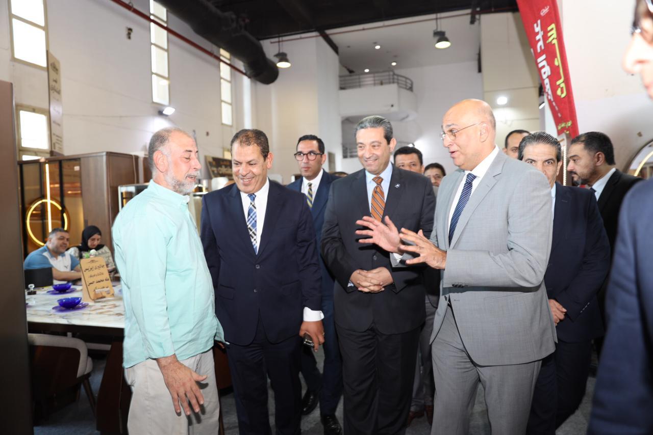 رئيس جهاز تنمية المشروعات يتفقد معرض صنع في دمياط
