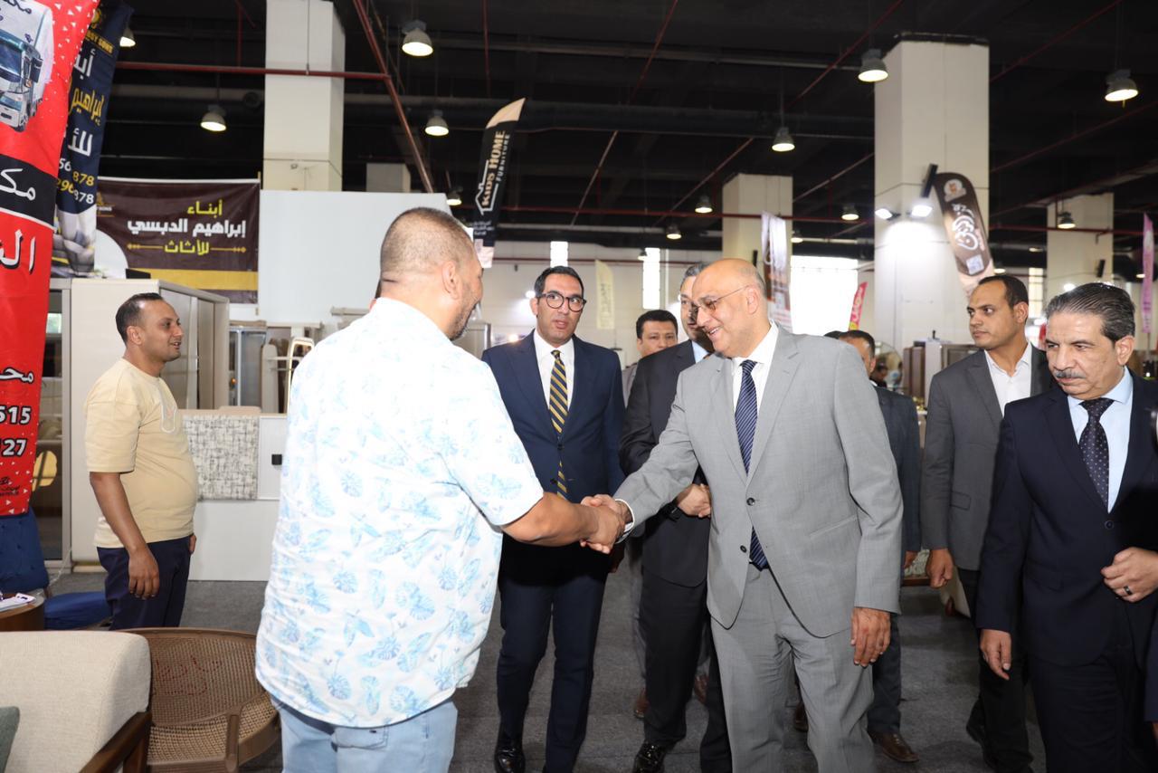 رئيس جهاز تنمية المشروعات يتفقد معرض صنع في دمياط