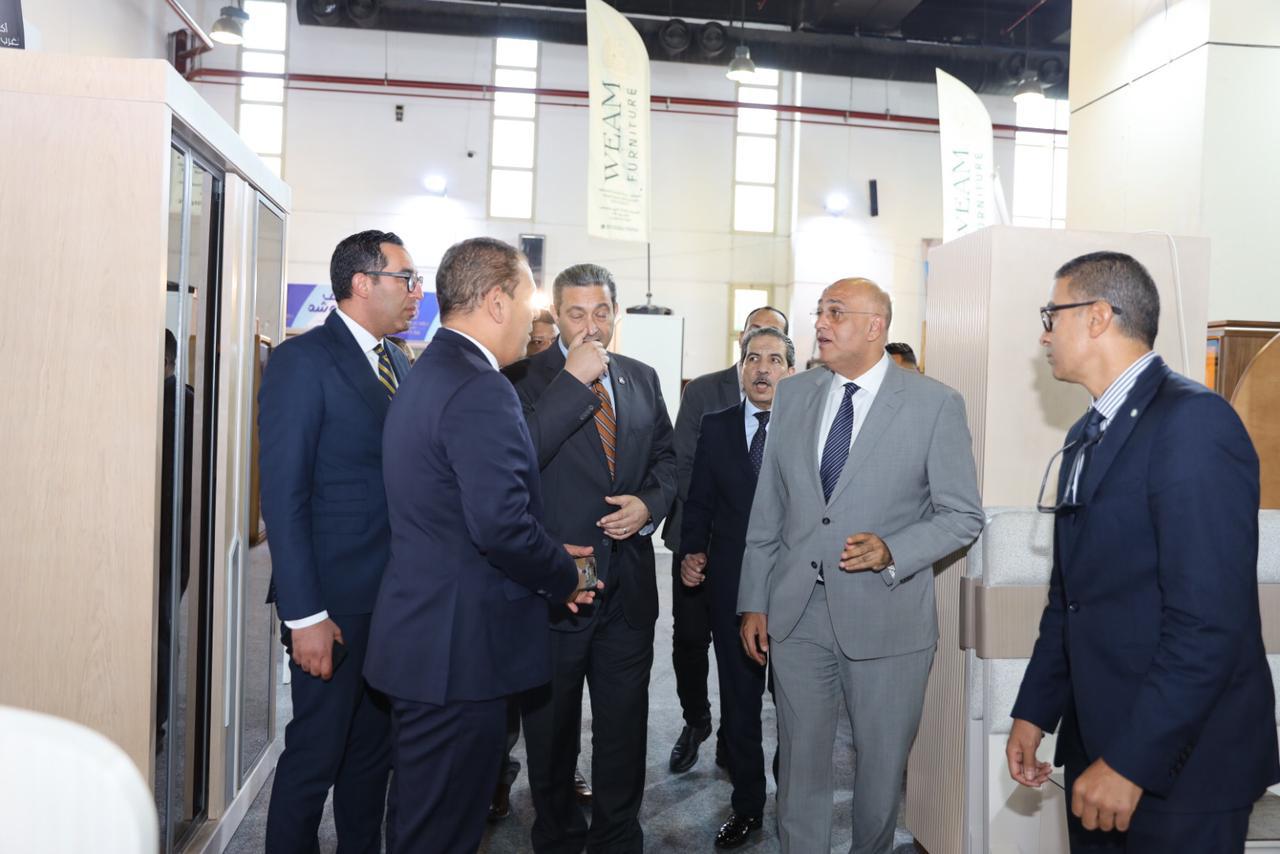 رئيس جهاز تنمية المشروعات يتفقد معرض صنع في دمياط