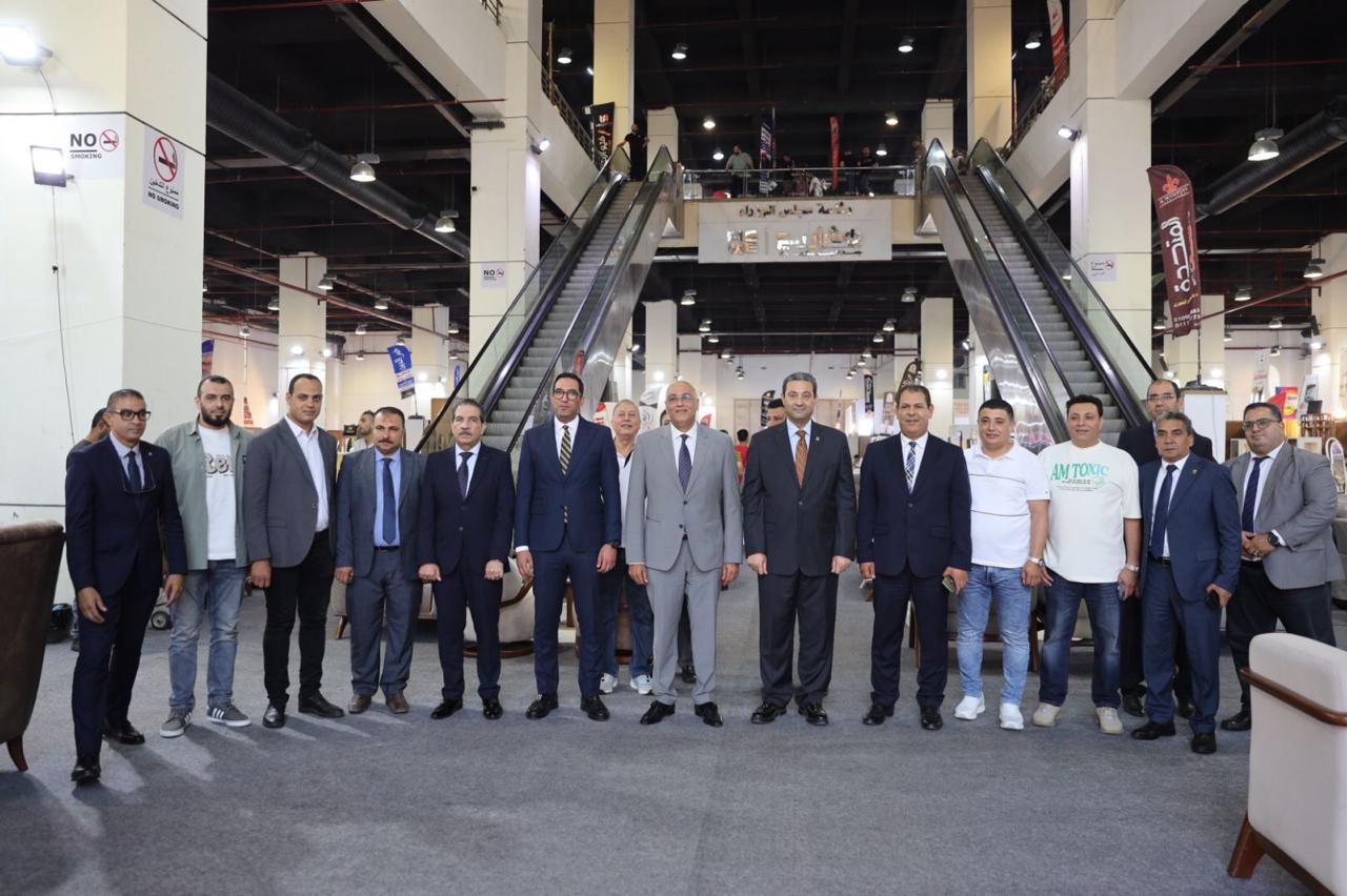 رئيس جهاز تنمية المشروعات يتفقد معرض صنع في دمياط