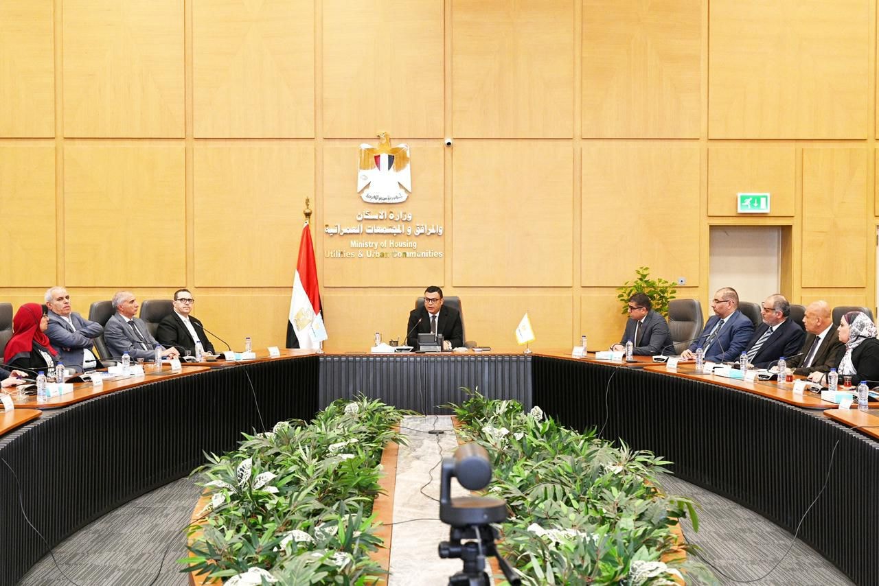 وزير الإسكان يتابع توفيق الأوضاع بالأراضي في المدن الجديدة