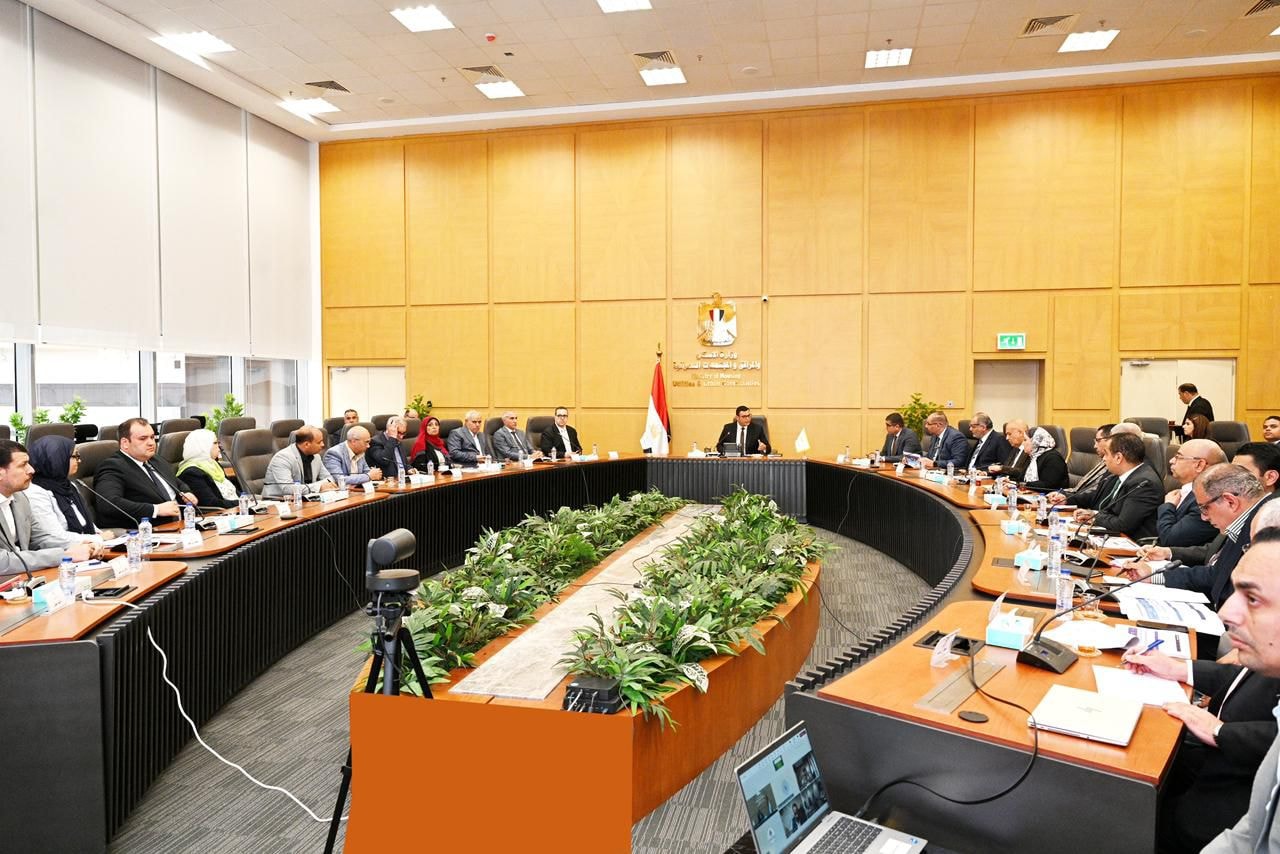 وزير الإسكان يتابع توفيق الأوضاع بالأراضي في المدن الجديدة