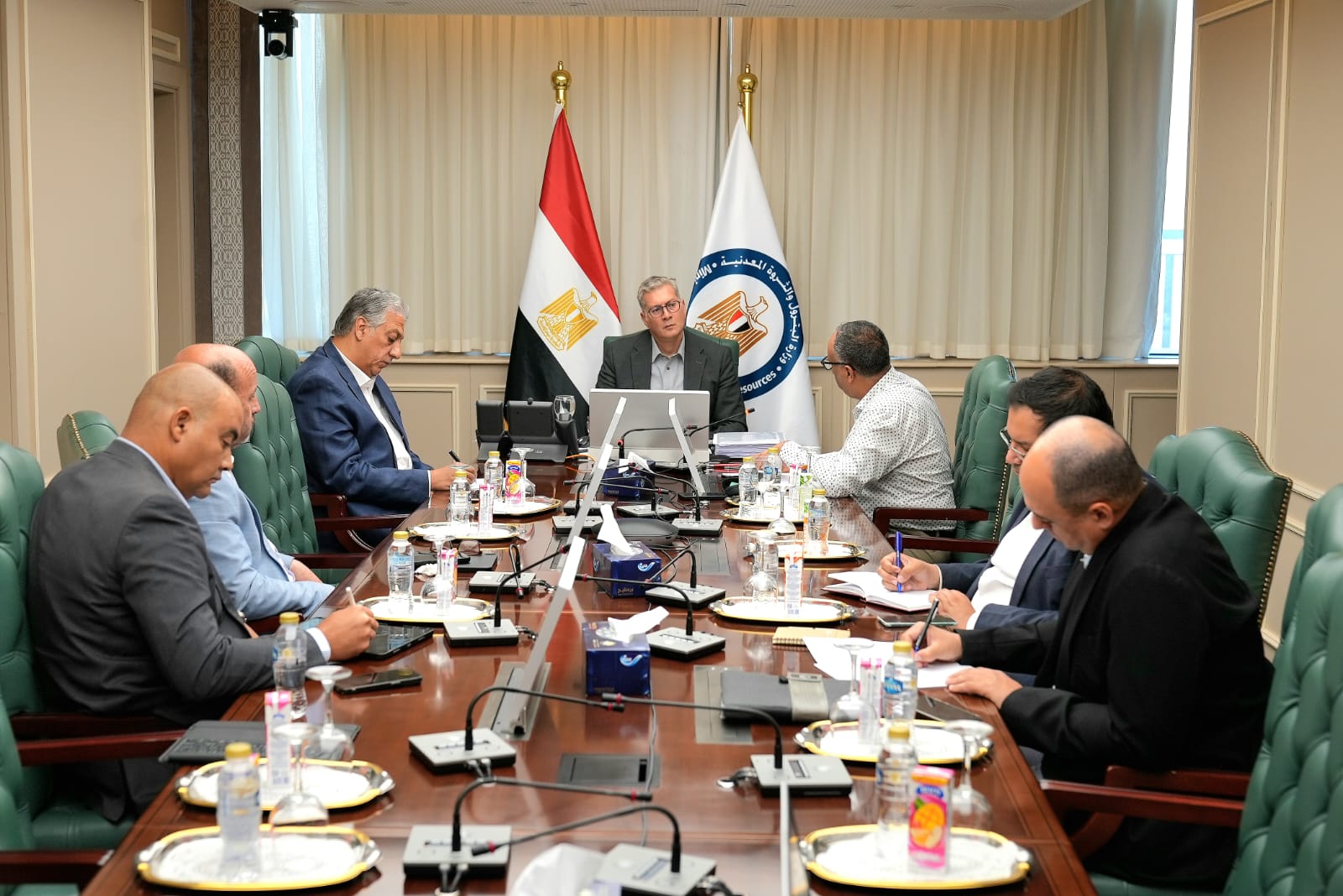 وزير البترول يجتمع مع قيادات قطاع البترول ومسؤولي شركة أديس