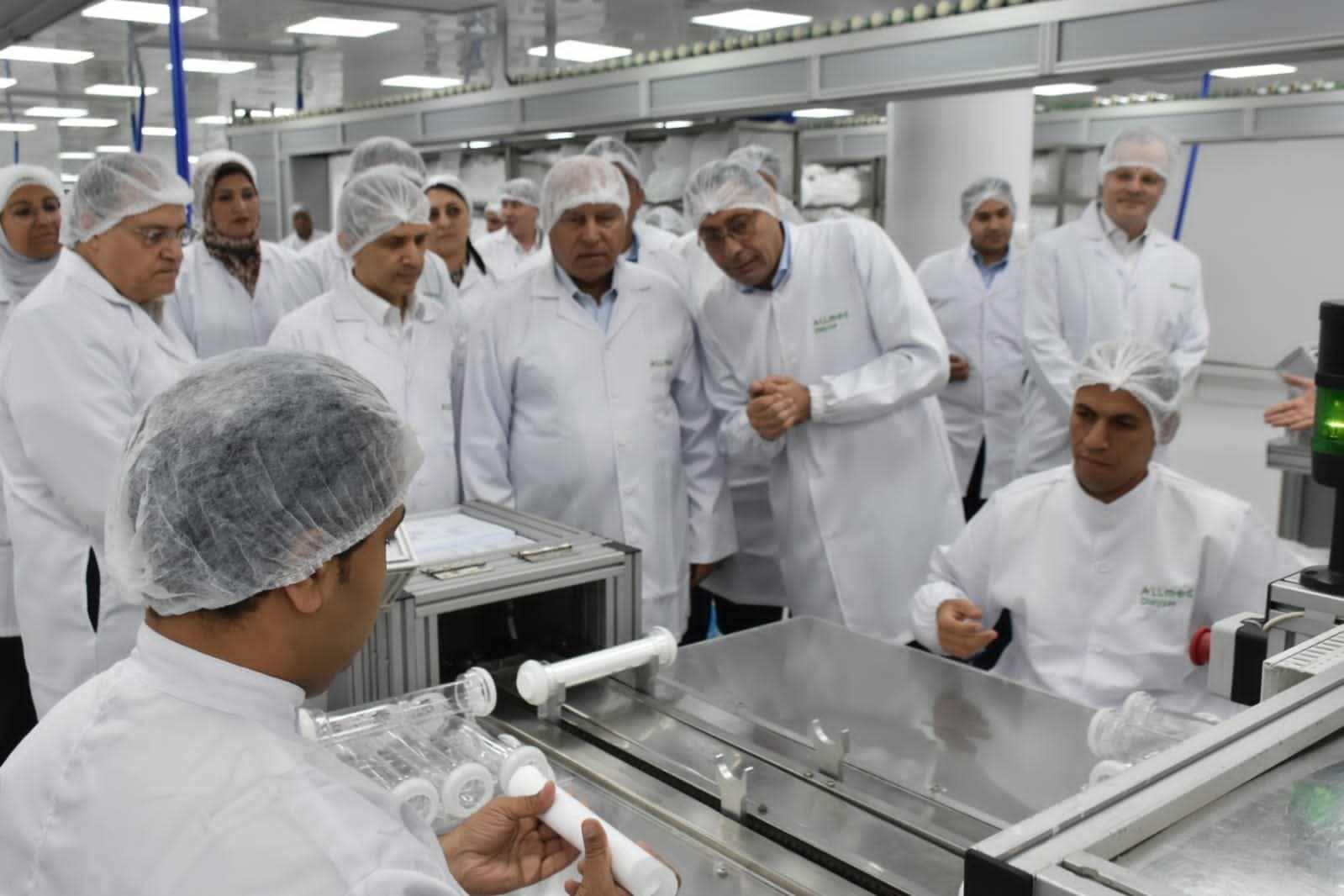 وزير الصناعة والنقل يفتتح خط إنتاج مرشحات الغسيل الكلوي