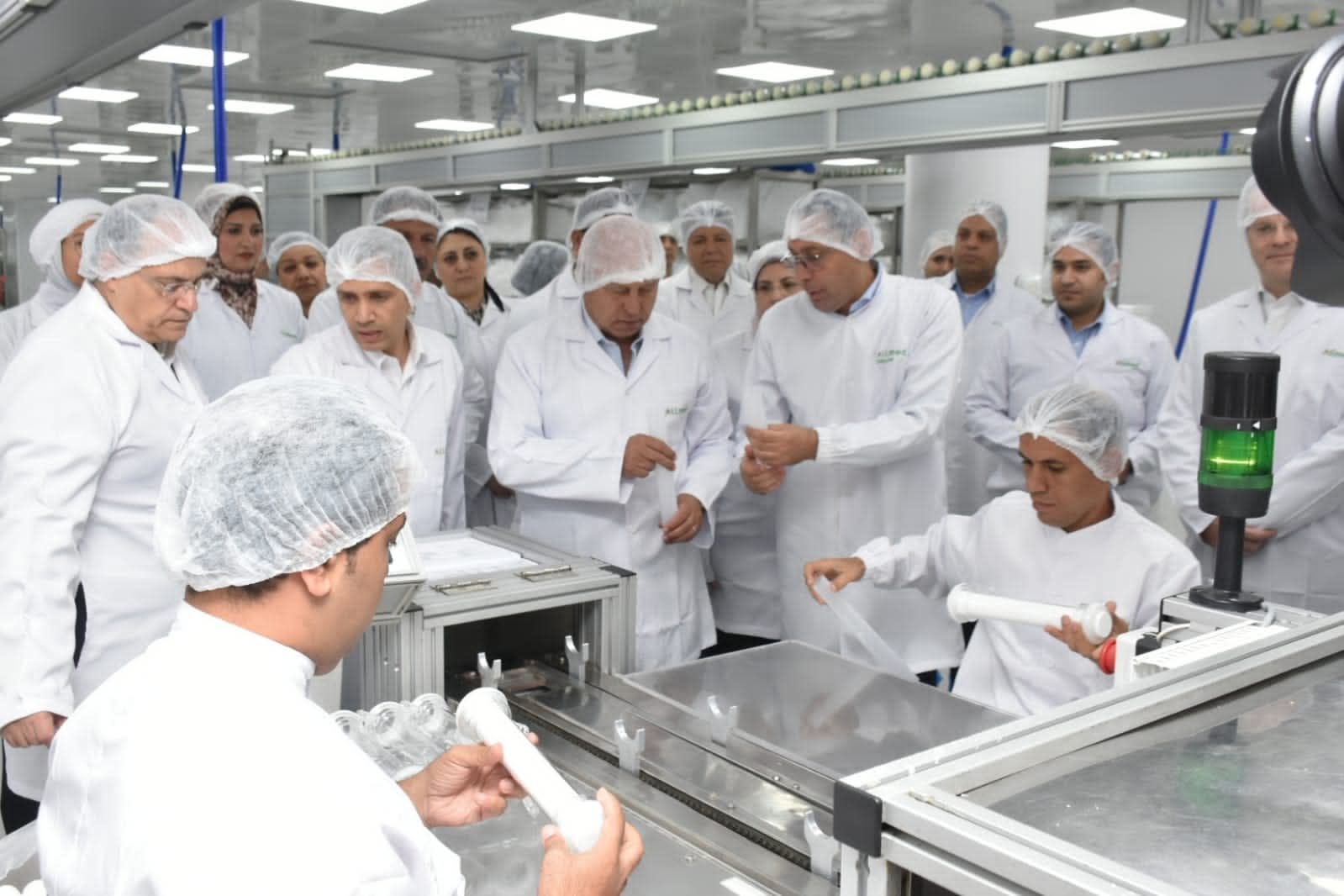 وزير الصناعة والنقل يفتتح خط إنتاج مرشحات الغسيل الكلوي