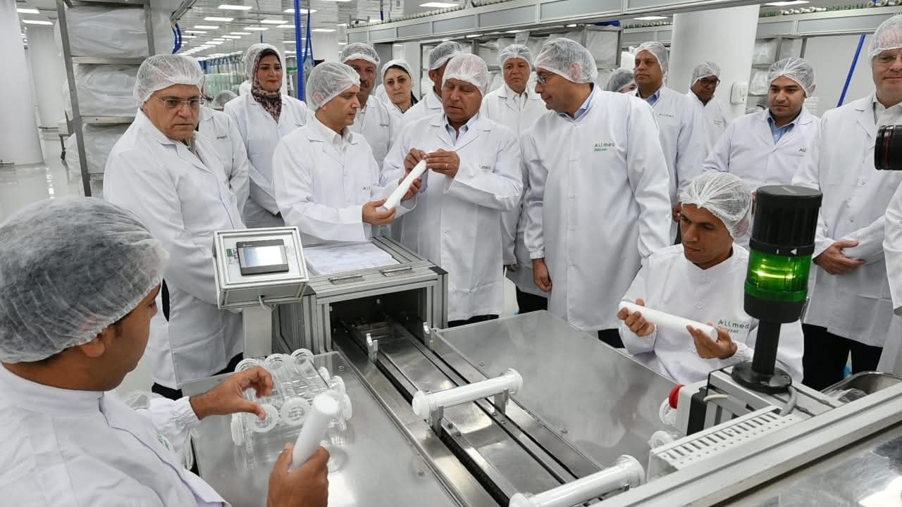 وزير الصناعة والنقل يفتتح خط إنتاج مرشحات الغسيل الكلوي