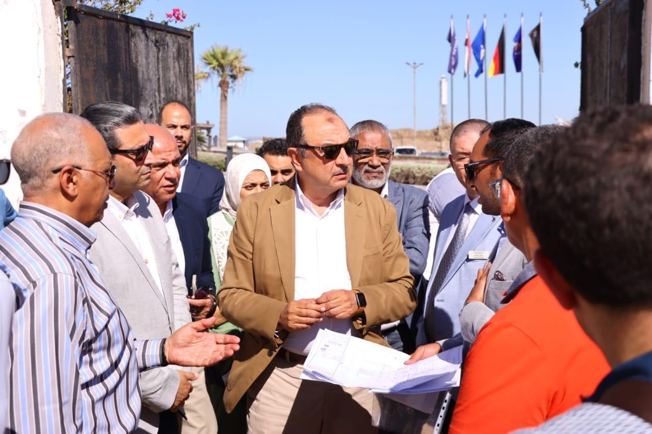 وزير قطاع الأعمال يتفقد عدد من المنشآت برأس البر