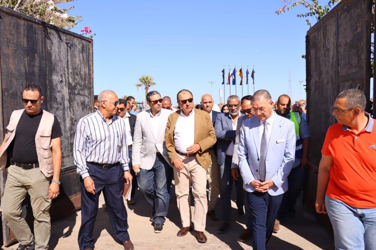 وزير قطاع الأعمال يتفقد عدد من المنشآت برأس البر