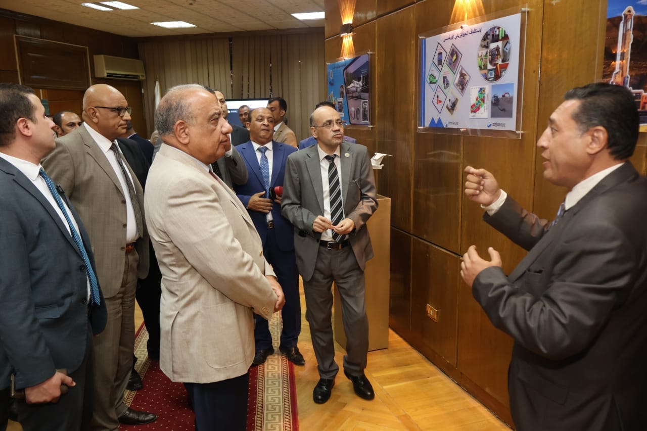 وزير الكهرباء يتفقد هيئة المواد النووية