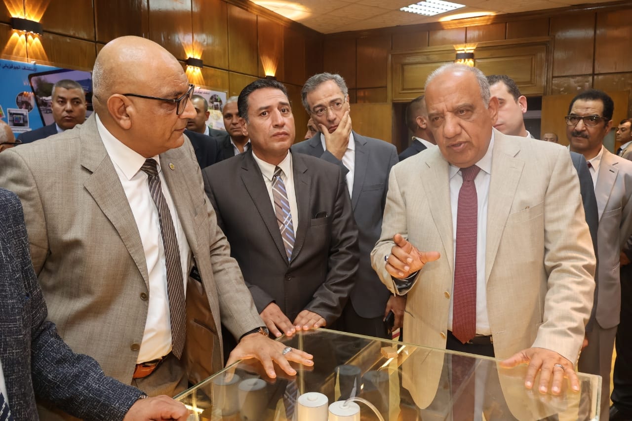 وزير الكهرباء يتفقد هيئة المواد النووية