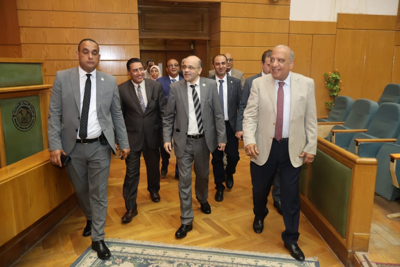وزير الكهرباء يتفقد هيئة المواد النووية