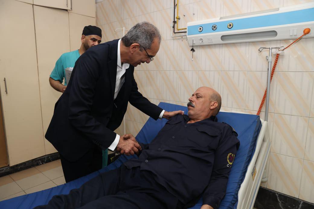 وزير الاتصالات يتفقد مبنى سنترال رمسيس وعدد من المصابين