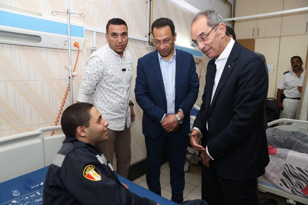 وزير الاتصالات يتفقد مبنى سنترال رمسيس وعدد من المصابين