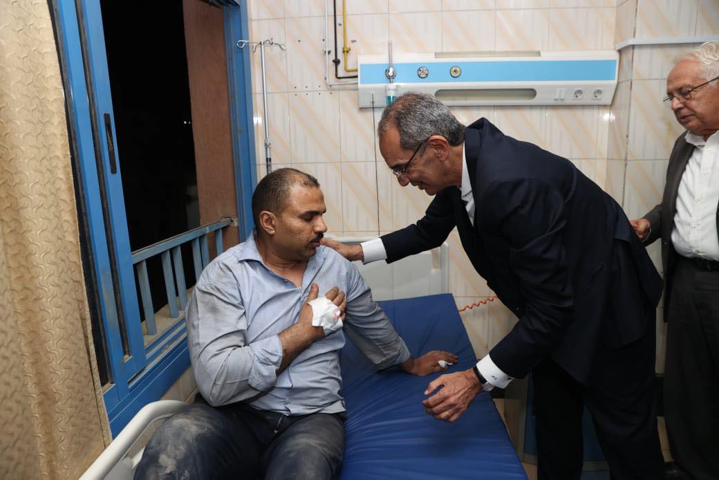 وزير الاتصالات يتفقد مبنى سنترال رمسيس وعدد من المصابين