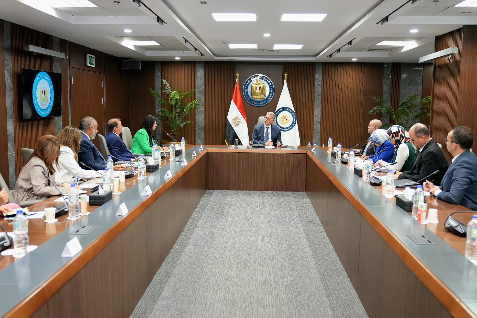 الوزير يستقبل أعضاء لجنة التعدين بغرفة التجارة الأمريكية