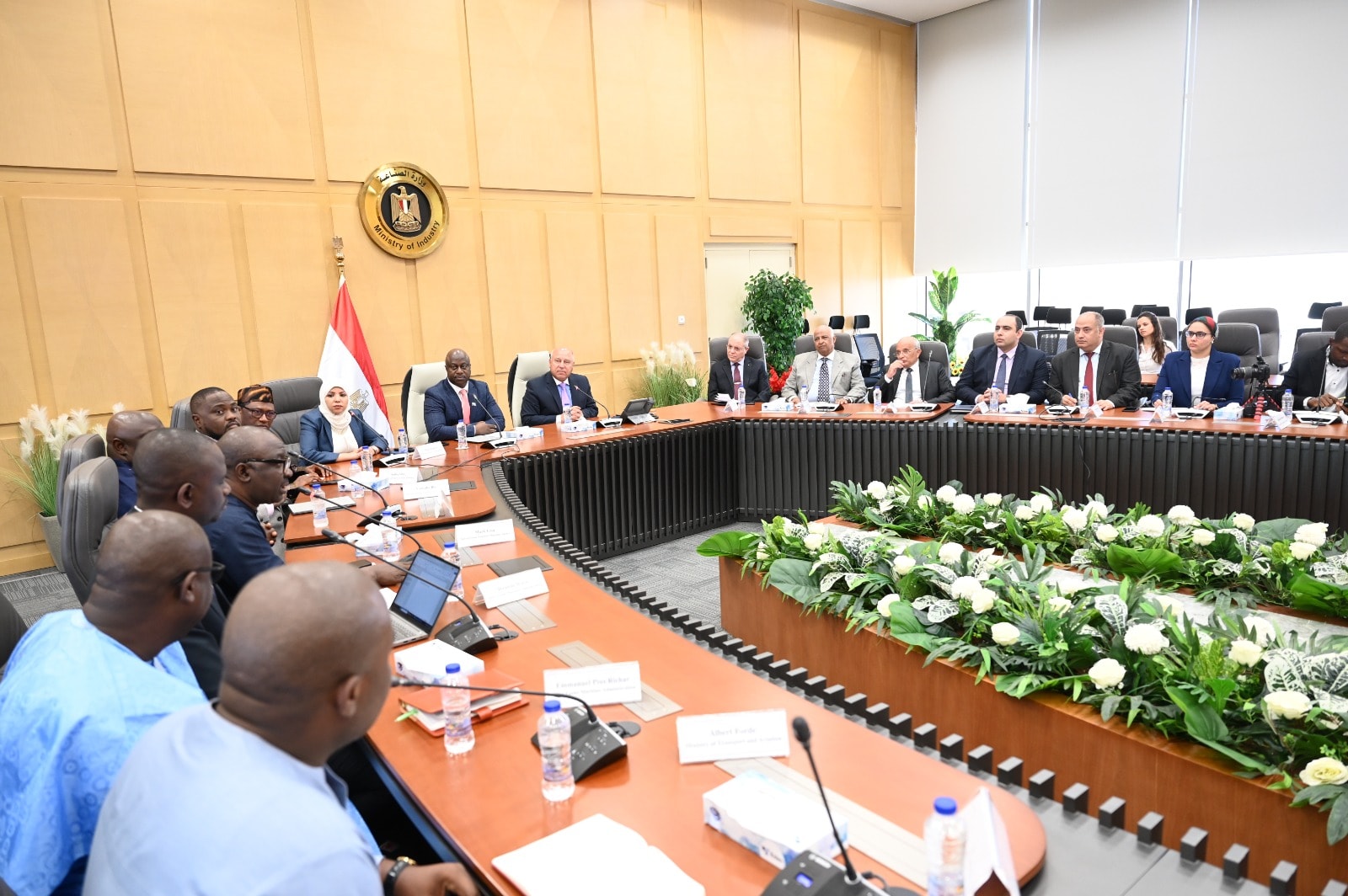 الوزير في اجتماع وزير النقل والطيران بجمهورية سيراليون