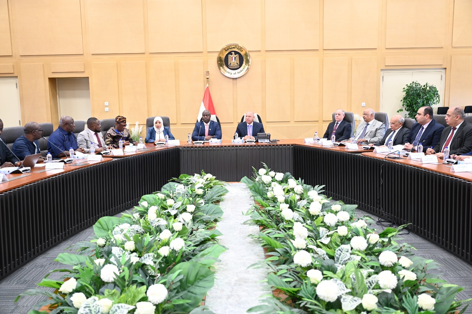 الوزير في اجتماع وزير النقل والطيران بجمهورية سيراليون