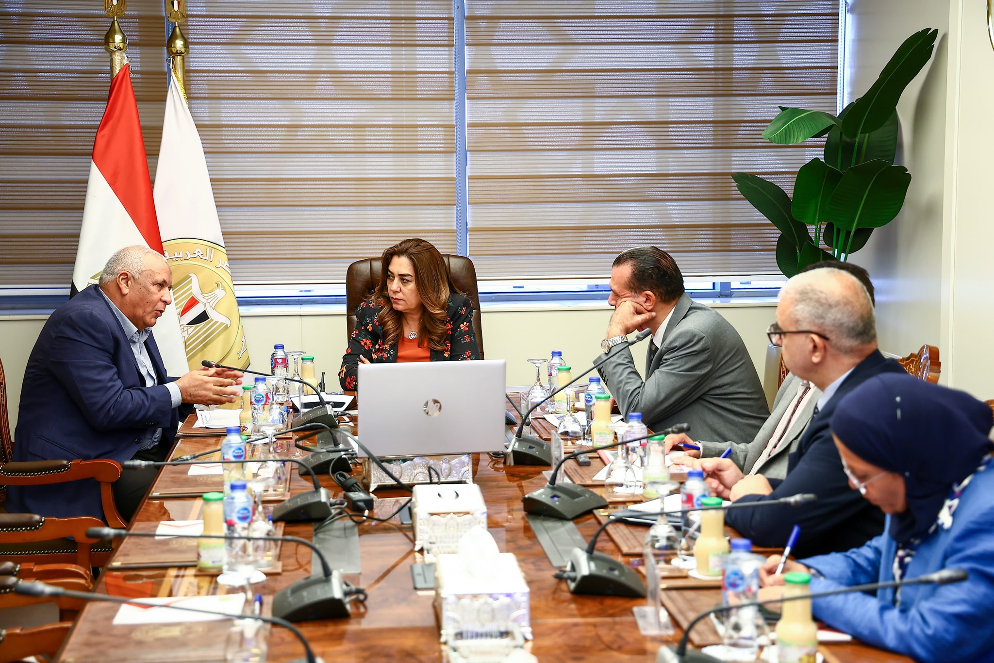 وزيرة التنمية المحلية في اجتماع مع محافظ الوادي الجديد