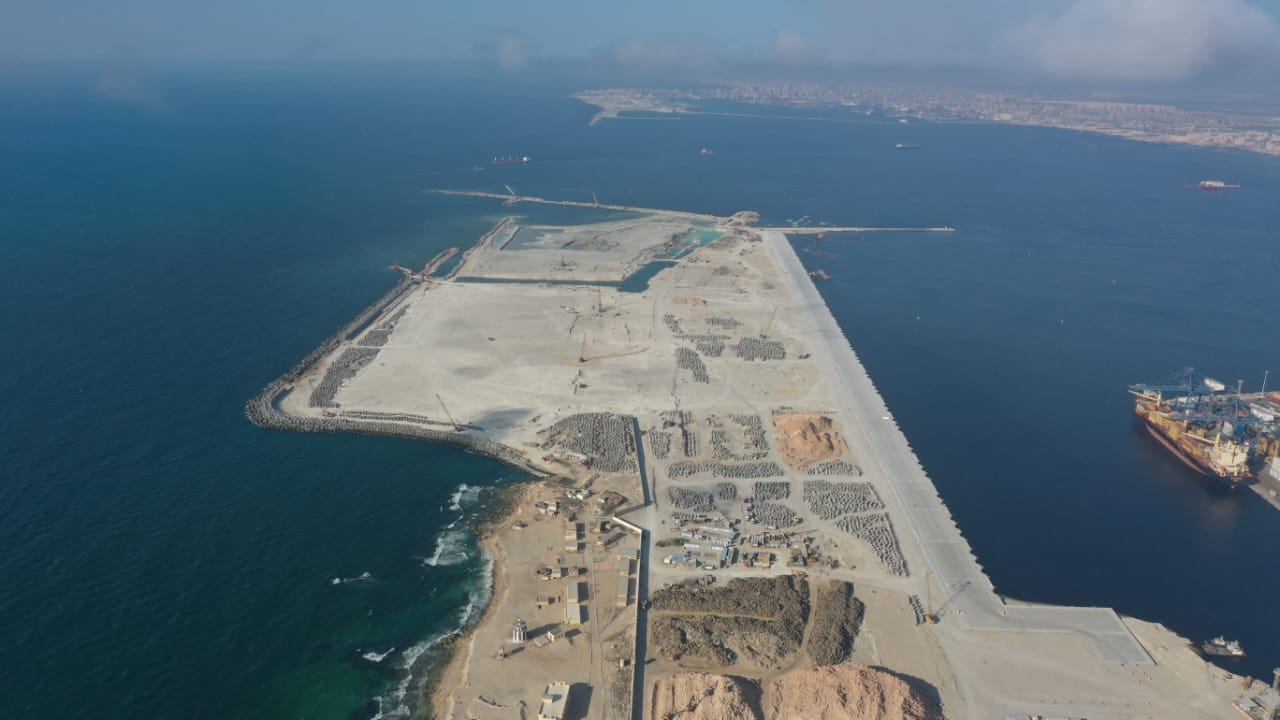 جولة وزير الصناعة بمشروعات مينائي الإسكندرية والدخيلة