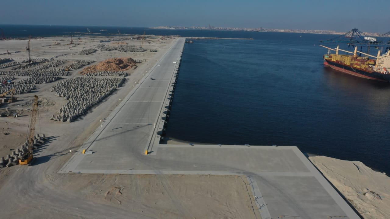جولة وزير الصناعة بمشروعات مينائي الإسكندرية والدخيلة