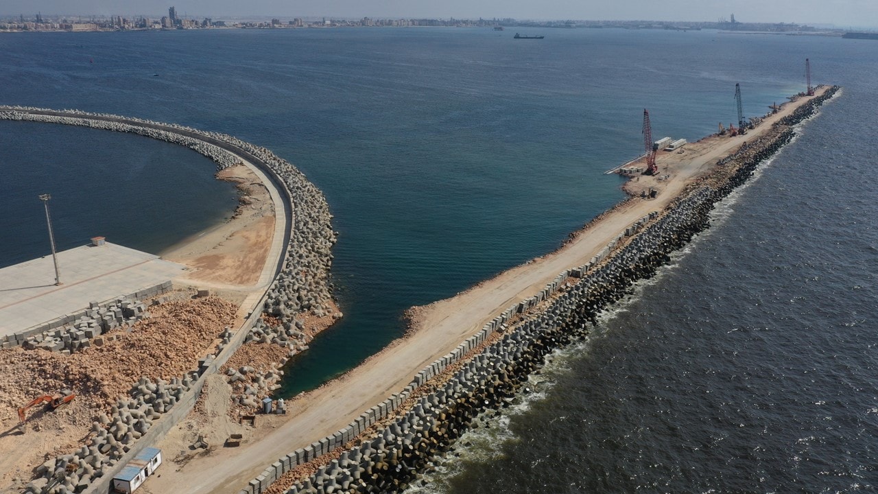 جولة وزير الصناعة بمشروعات مينائي الإسكندرية والدخيلة