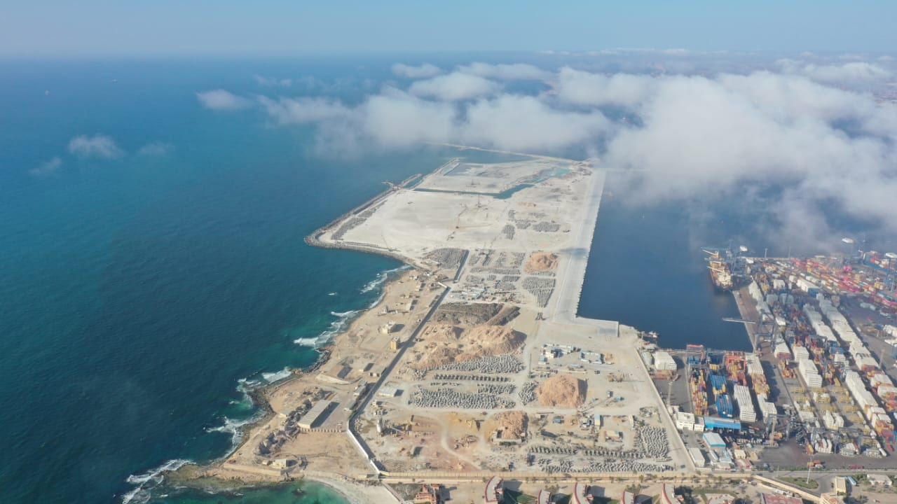 جولة وزير الصناعة بمشروعات مينائي الإسكندرية والدخيلة