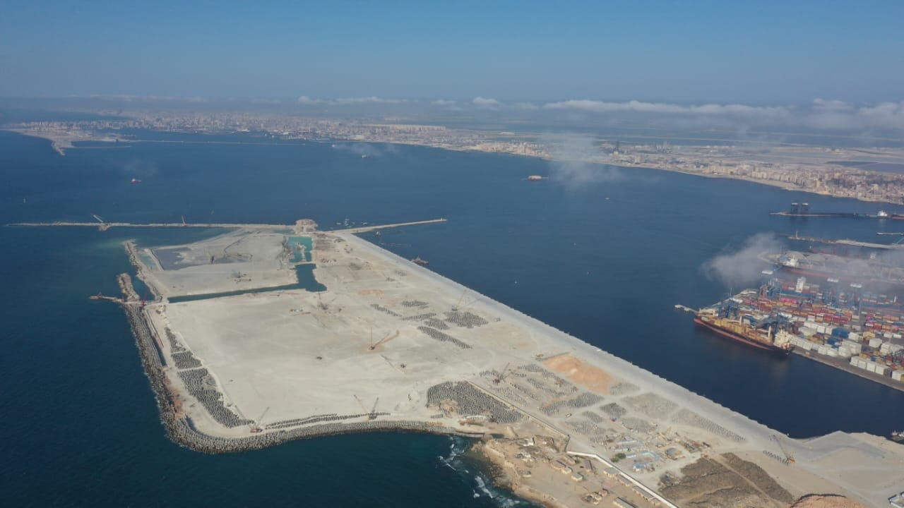 جولة وزير الصناعة بمشروعات مينائي الإسكندرية والدخيلة