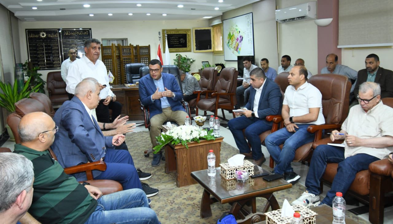 وزير الإسكان يعقد اجتماعا بمقر جهاز مدينة السادات
