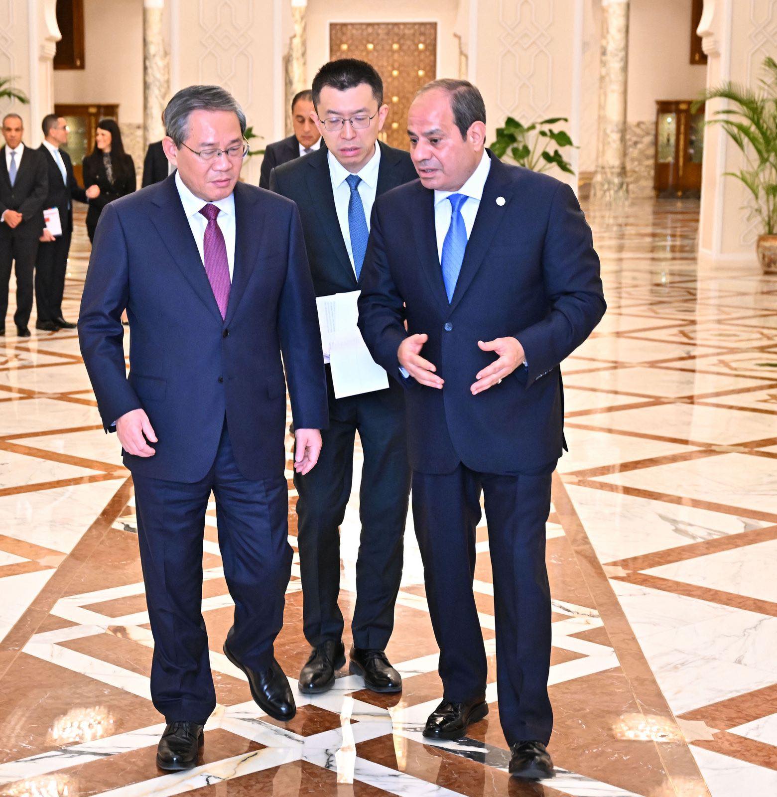 الرئيس السيسي يلتقي رئيس مجلس الدولة الصيني
