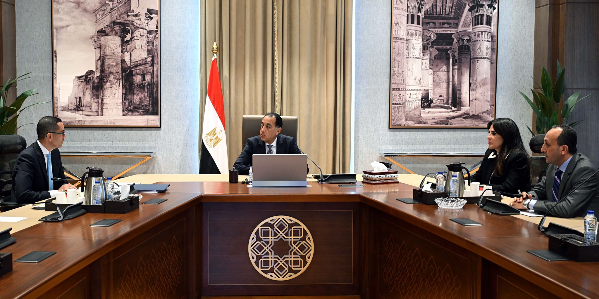 رئيس الوزراء في اجتماع مع وزير الاستثمار