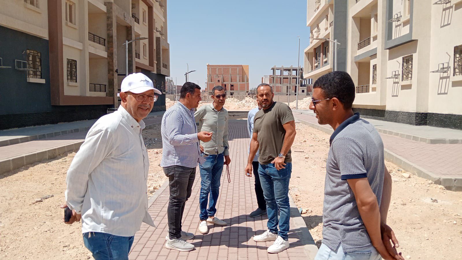 وزير الإسكان يتابع سير العمل بالمشروعات السكنية بـ4 مدن