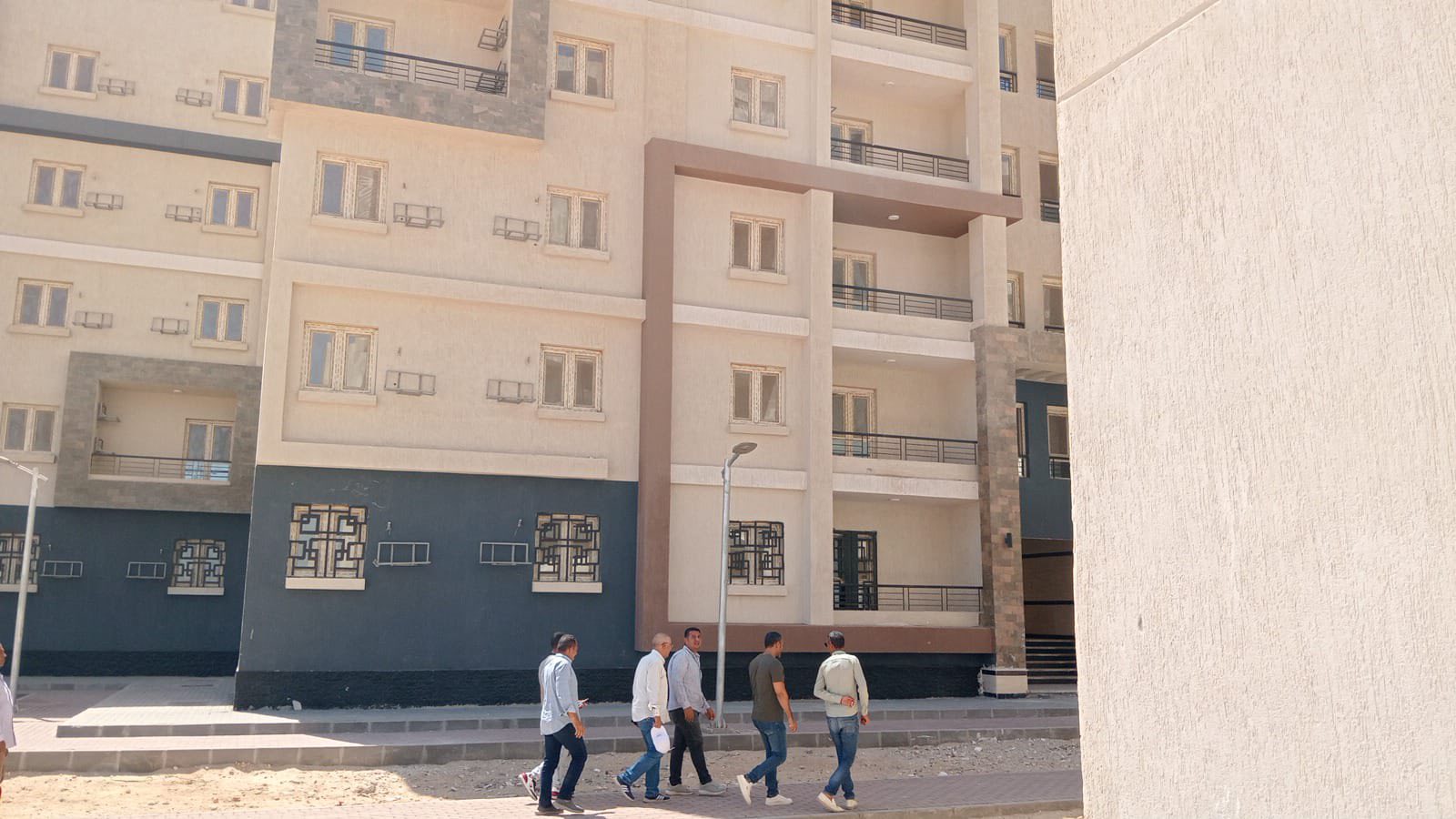 وزير الإسكان يتابع سير العمل بالمشروعات السكنية بـ4 مدن
