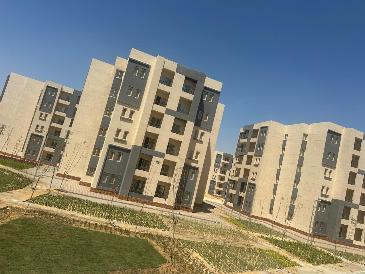 وزير الإسكان يتابع سير العمل بالمشروعات السكنية بـ4 مدن