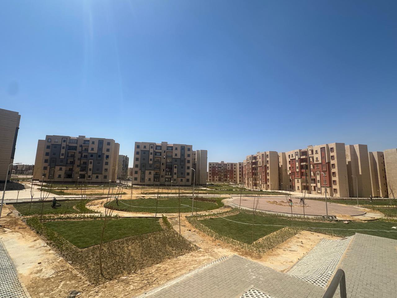 وزير الإسكان يتابع سير العمل بالمشروعات السكنية بـ4 مدن