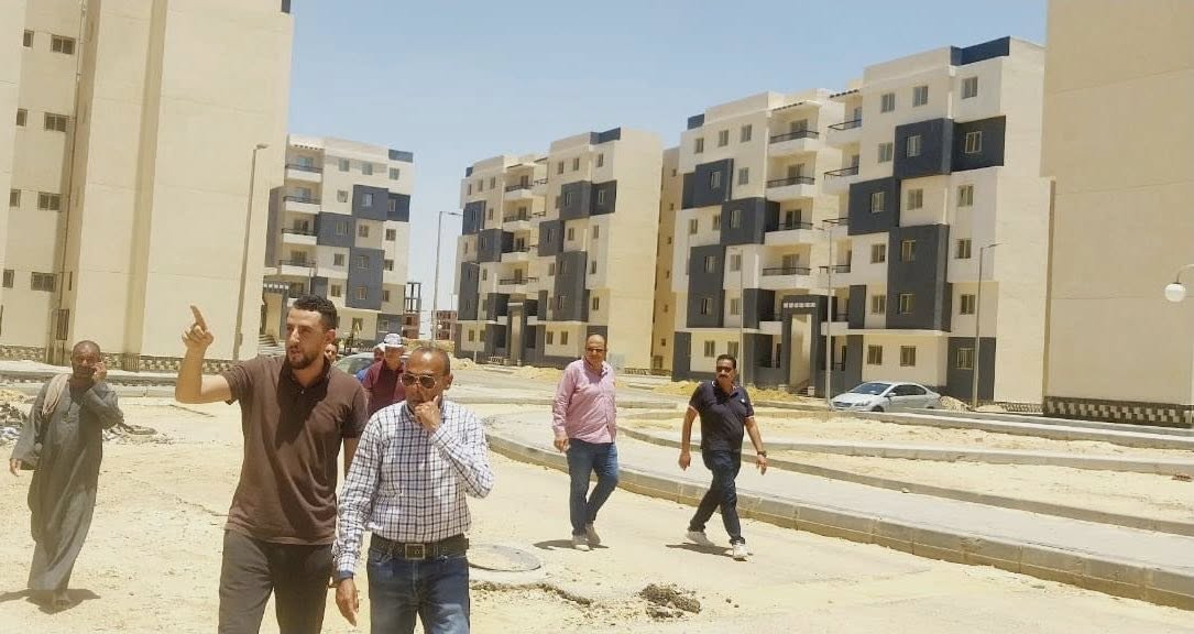 وزير الإسكان يتابع سير العمل بالمشروعات السكنية بـ4 مدن