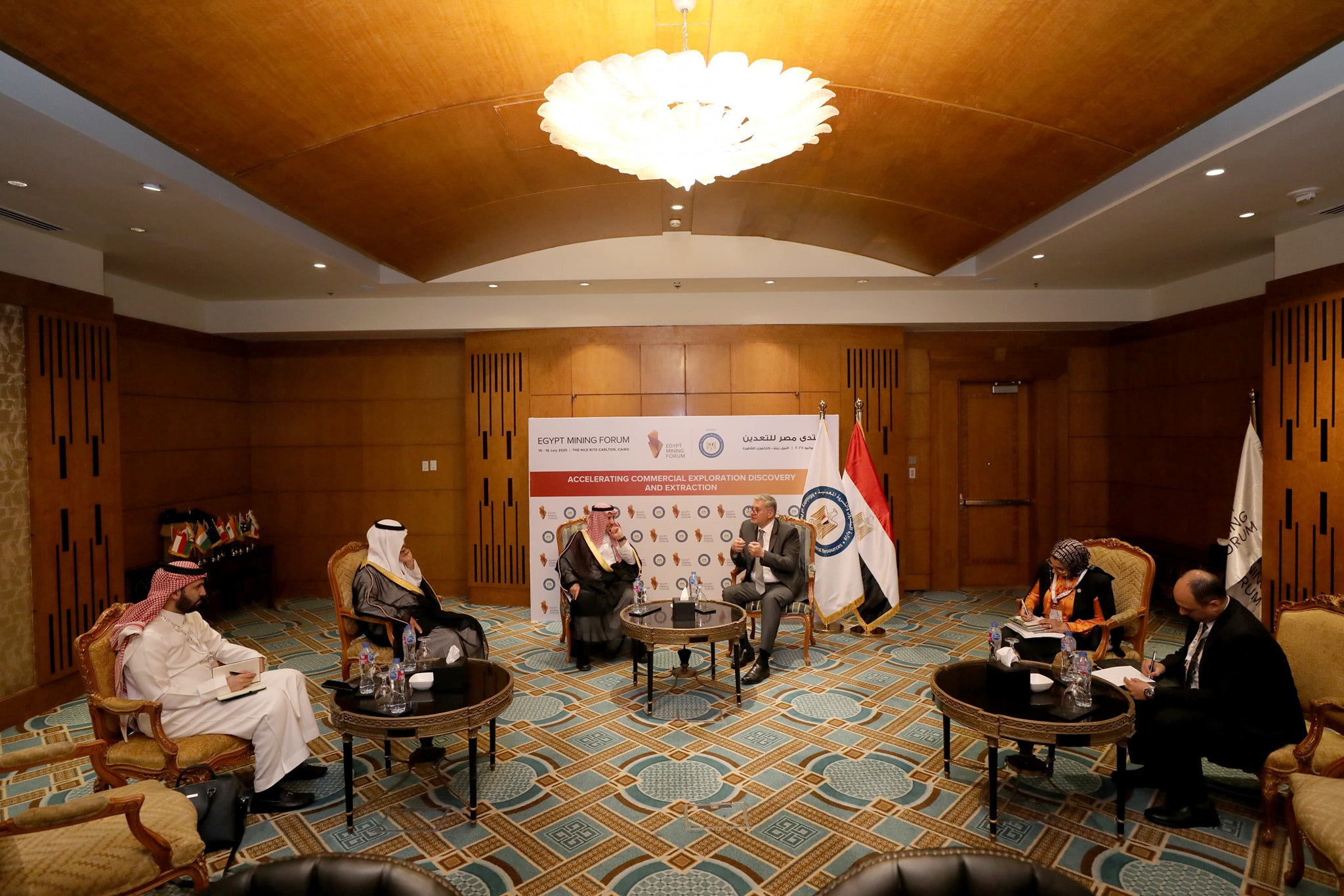 وزير البترول يجتمع مع نائب وزير الصناعة السعودي