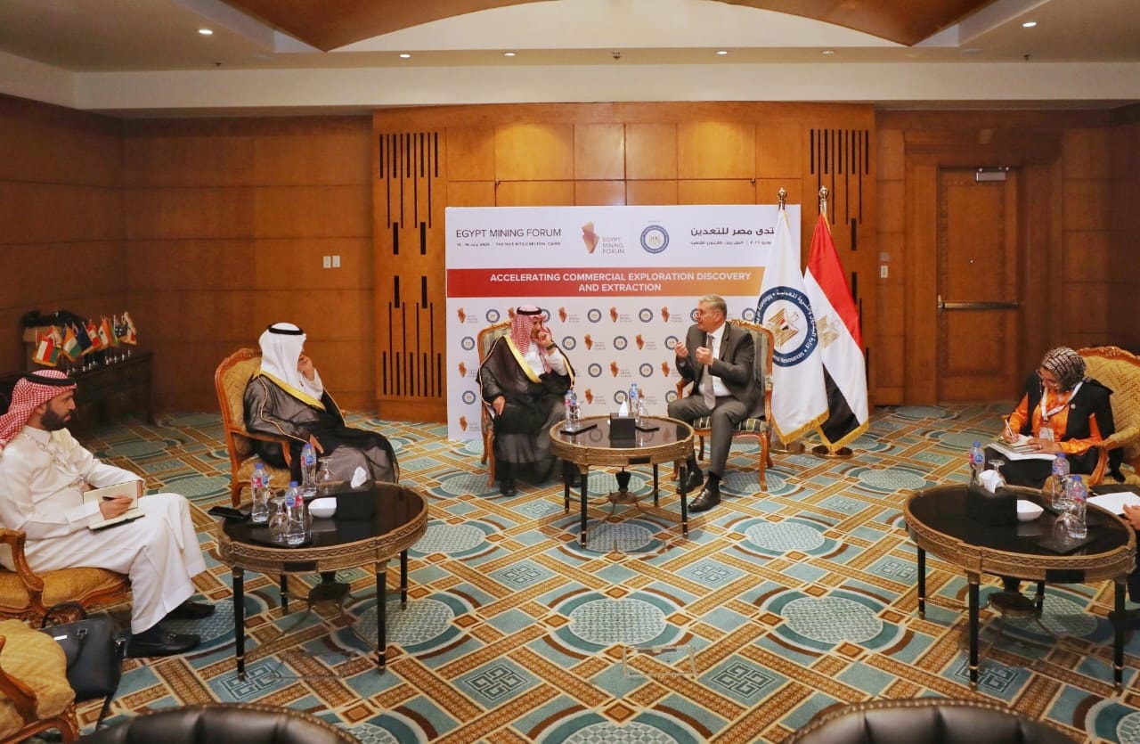 وزير البترول يجتمع مع نائب وزير الصناعة السعودي