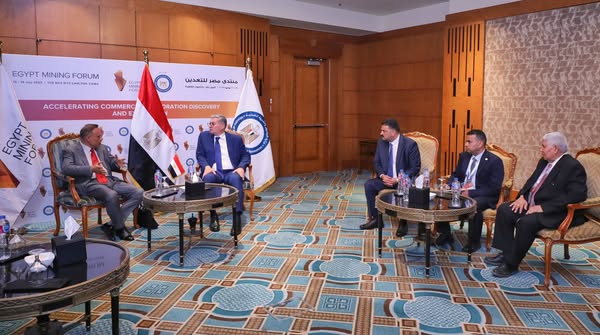 وزير البترول يلتقي رئيس مجلس إدارة شركة مناجم النوبة