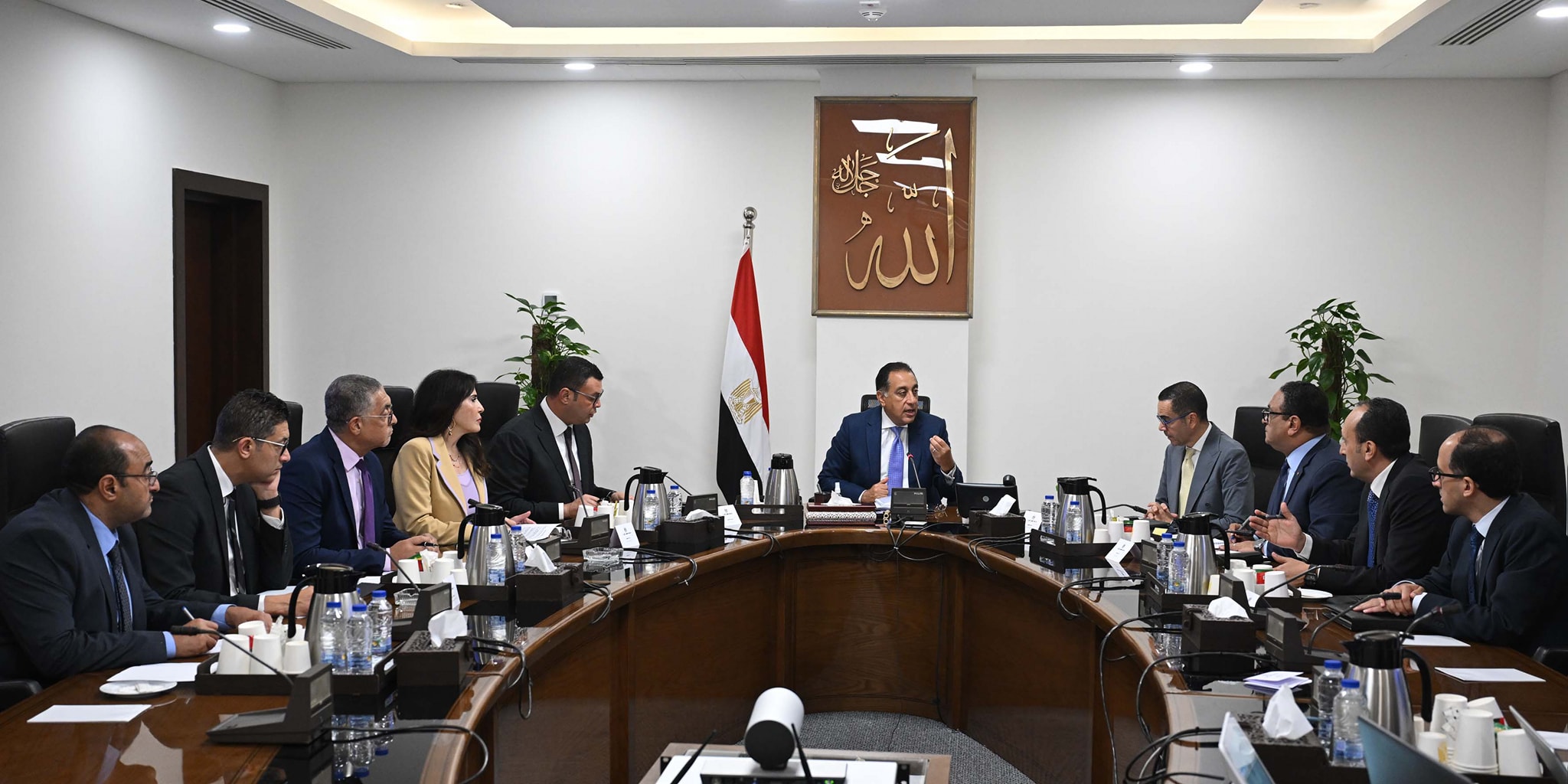 مدبولي يستعرض النسخة النهائية لمشروع قانون المناطق المركزية للمال والأعمال