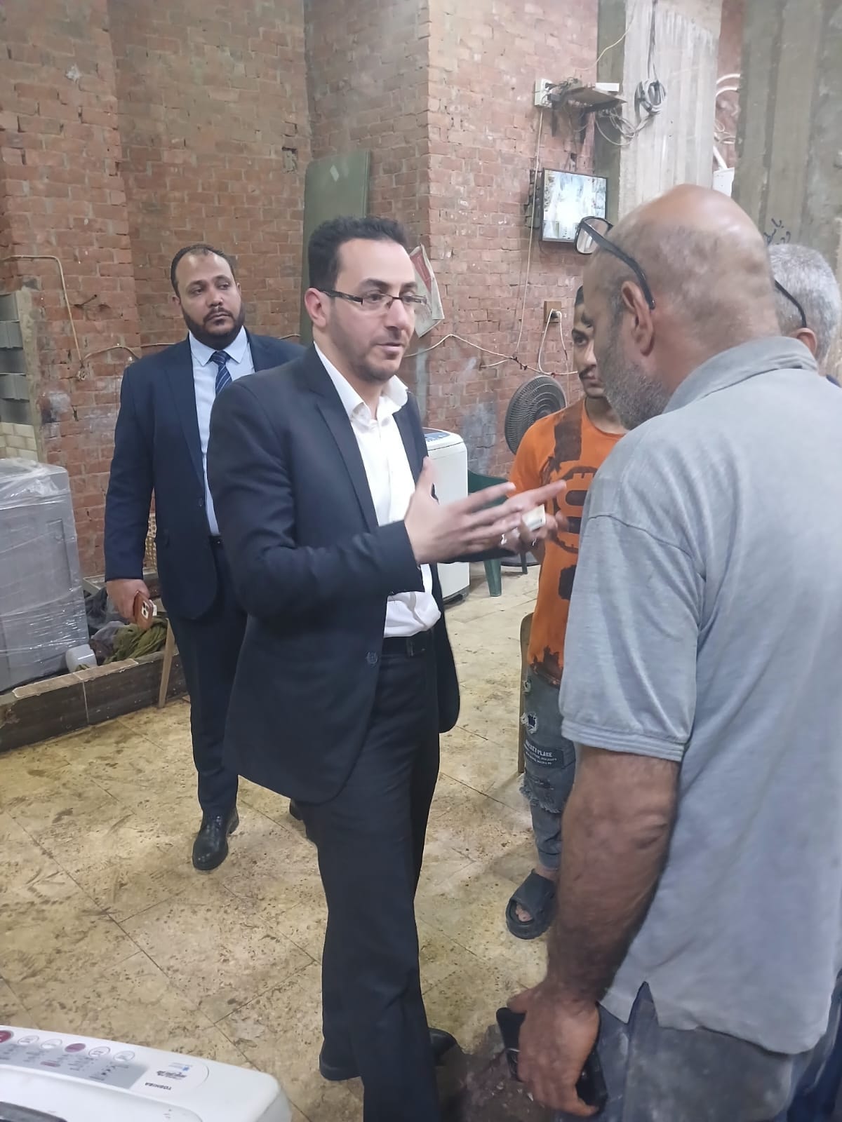 حماية المستهلك يضبط مخزنًا لإعادة تدوير الأجهزة الكهربائية