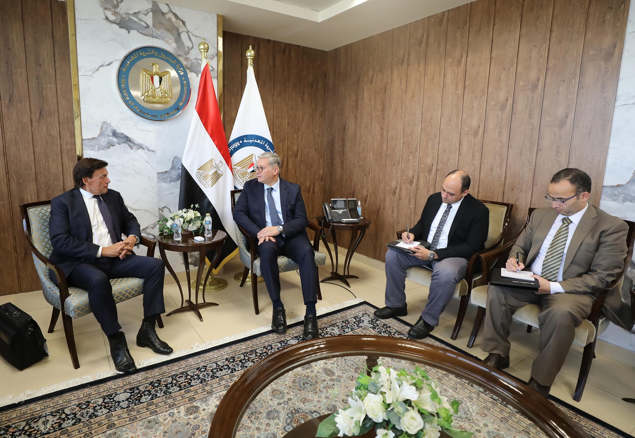 وزير البترول يعقد اجتماعًا موسعًا مع الرئيس التنفيذي لشركة دانا غاز