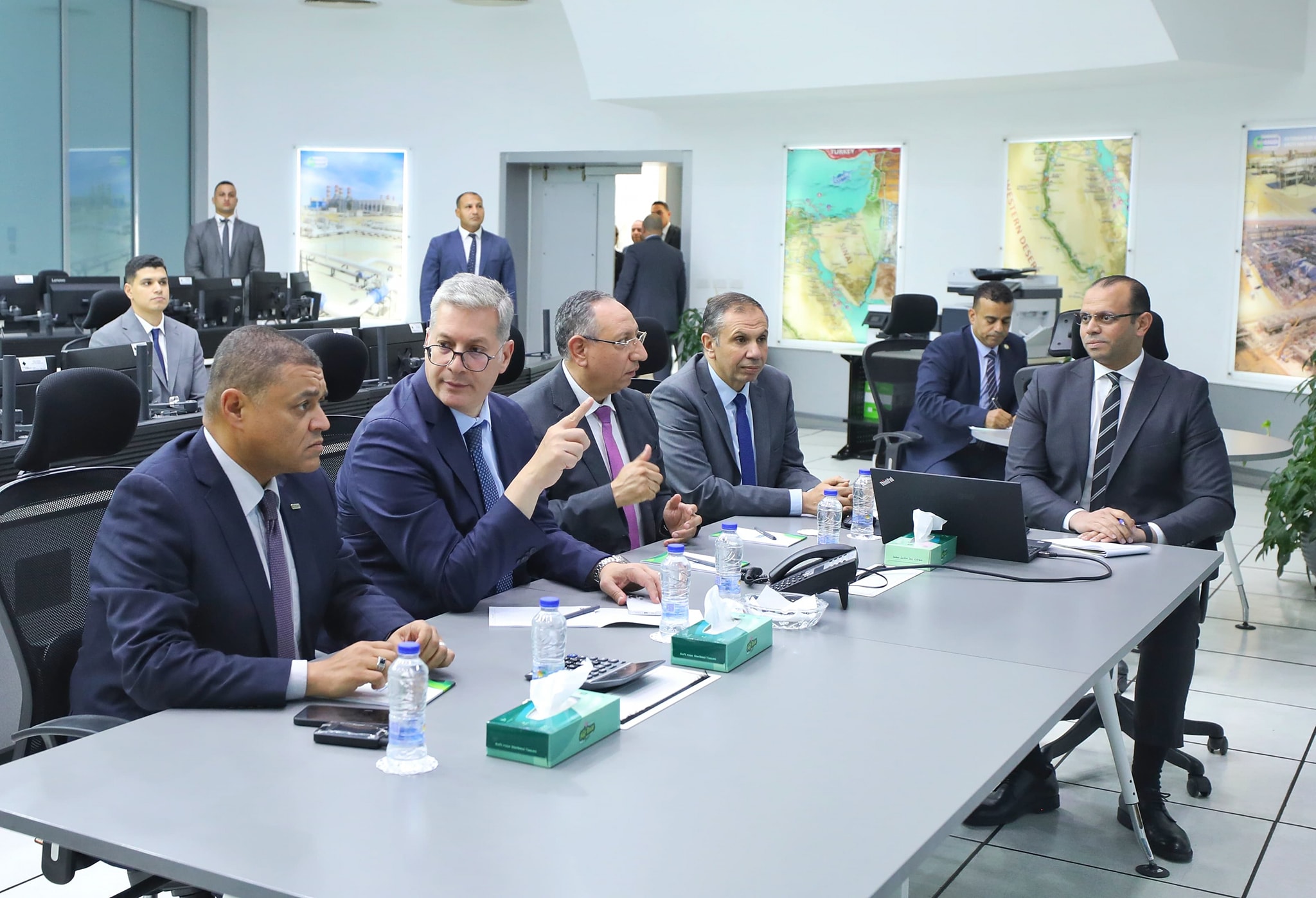 وزير البترول يتابع من مركز التحكم ضخ الغاز لمحطات الكهرباء