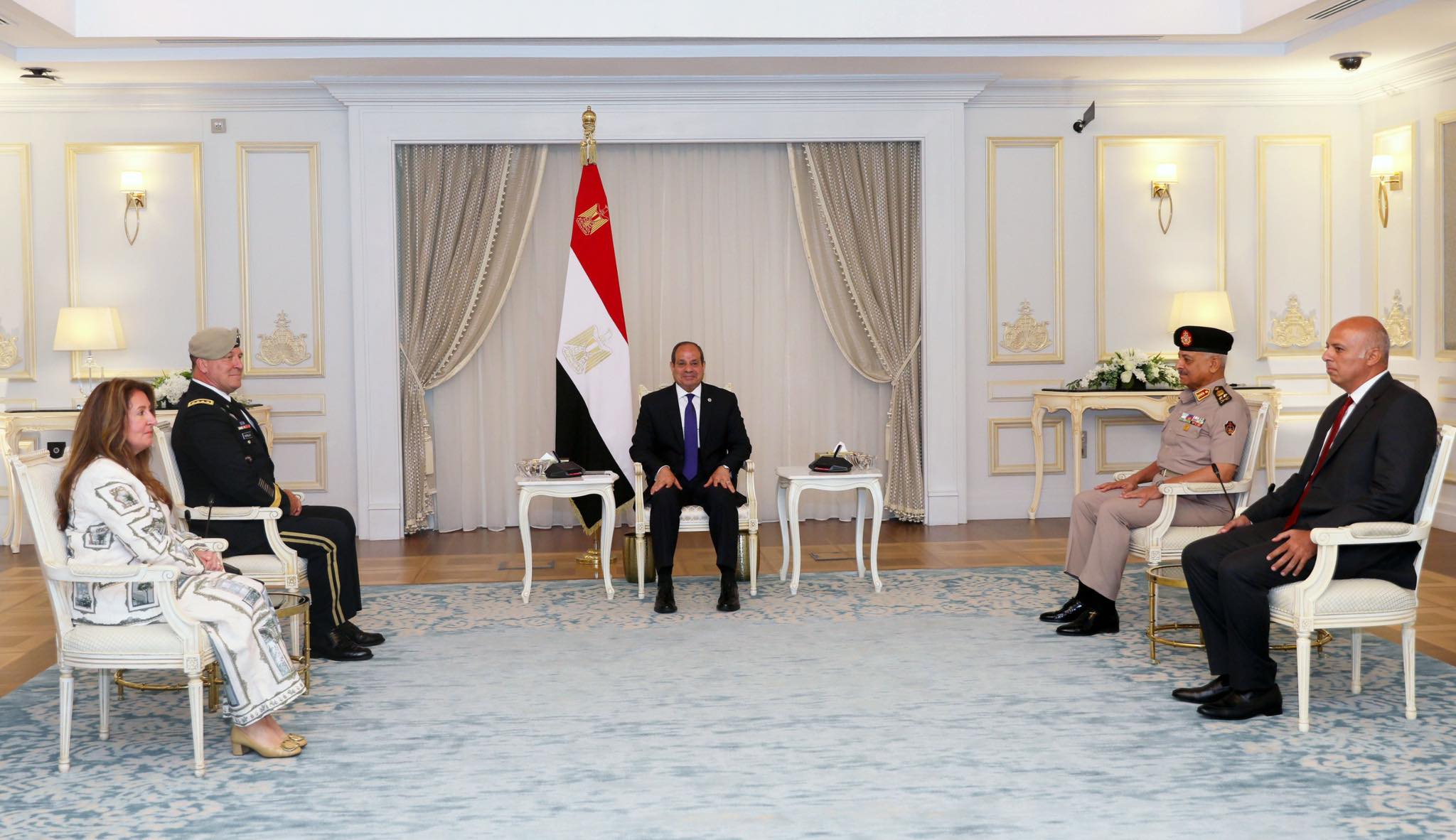 الرئيس السيسي يستقبل قائد القيادة المركزية الأمريكية