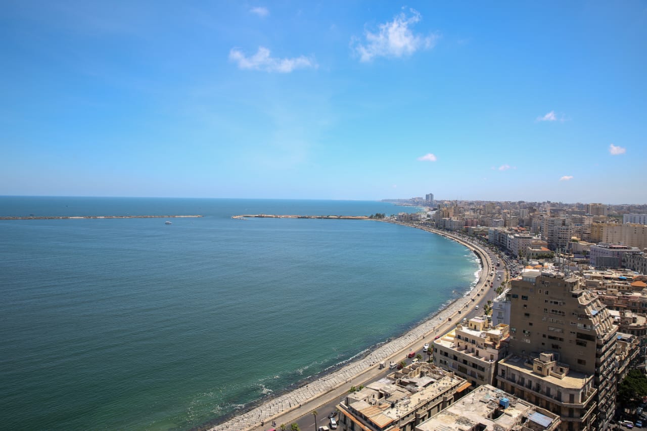 وزير قطاع الأعمال يتفقد مبنى قصر القطن بالإسكندرية