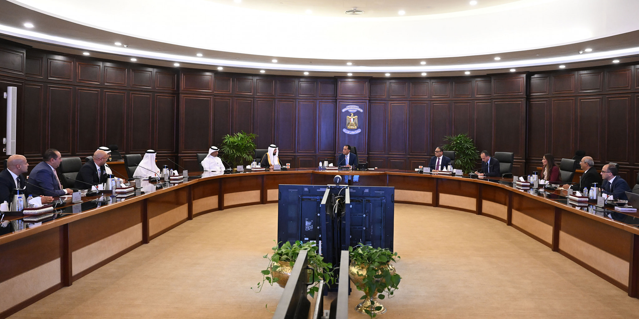 رئيس الوزراء يلتقي رئيس مجلس إدارة مجموعة سمو القابضة