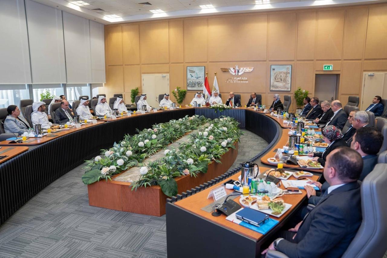 وزير الطيران المدني يستقبل وفد قطري رفيع المستوى