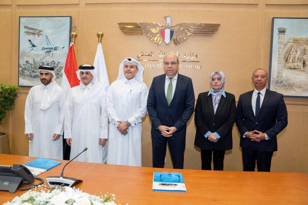 وزير الطيران المدني يستقبل وفد قطري رفيع المستوى